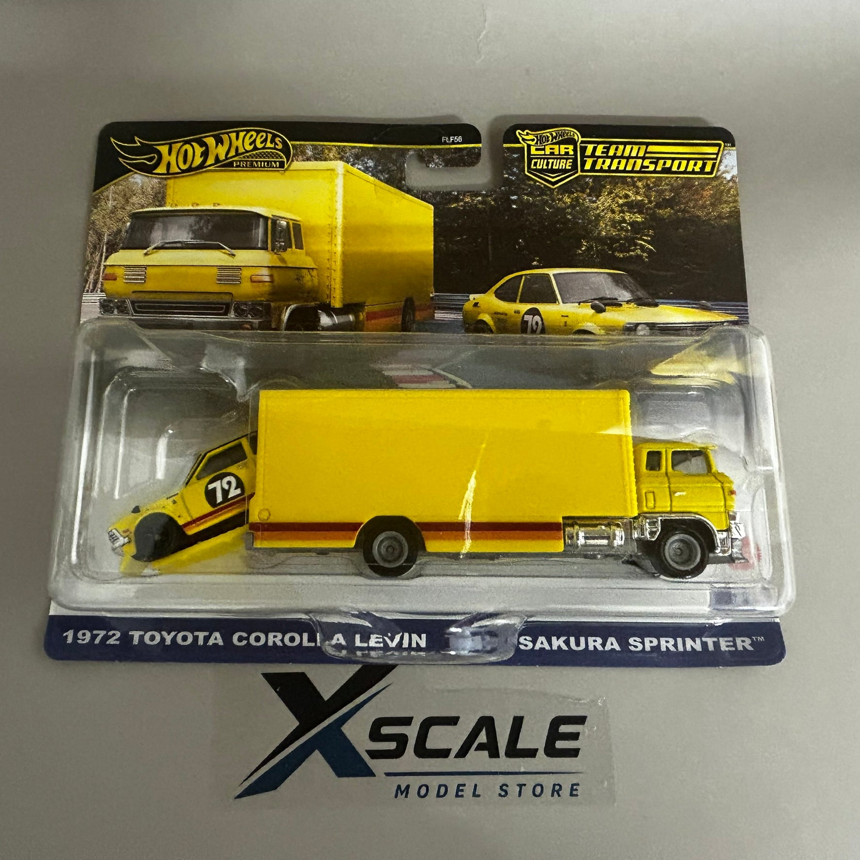 Premium Hot Wheels Team Transport 1/64 Toyota Corolla 1972 Sakura Sprinter