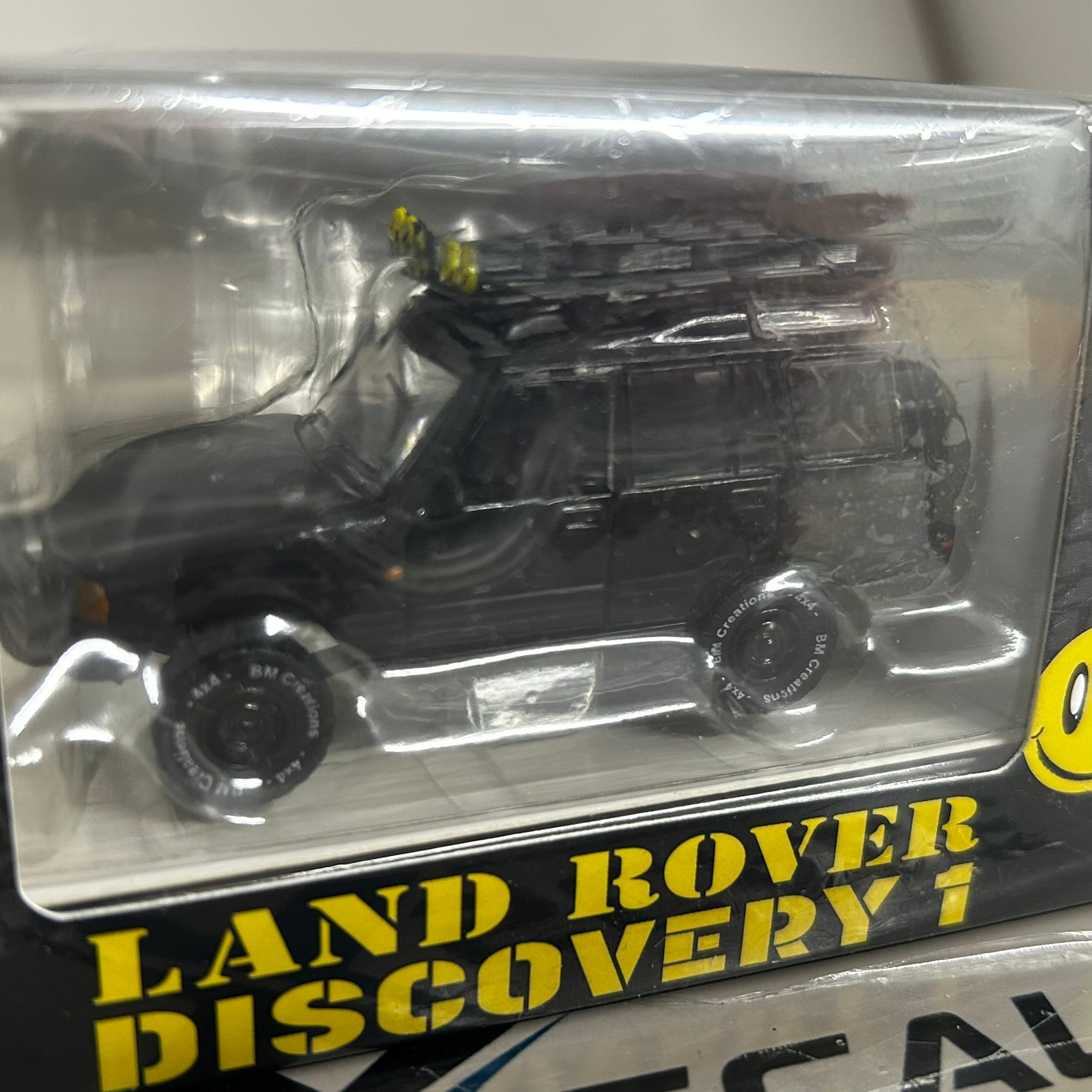 BM Creations 1/64 Land Rover Discovery 1 Black With Accessories