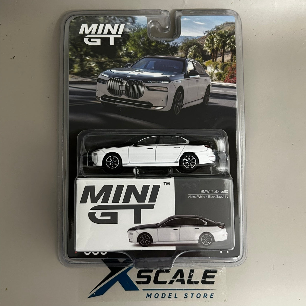 Mini GT 1/64 #959 BMW i7 xDrive60 Black/White