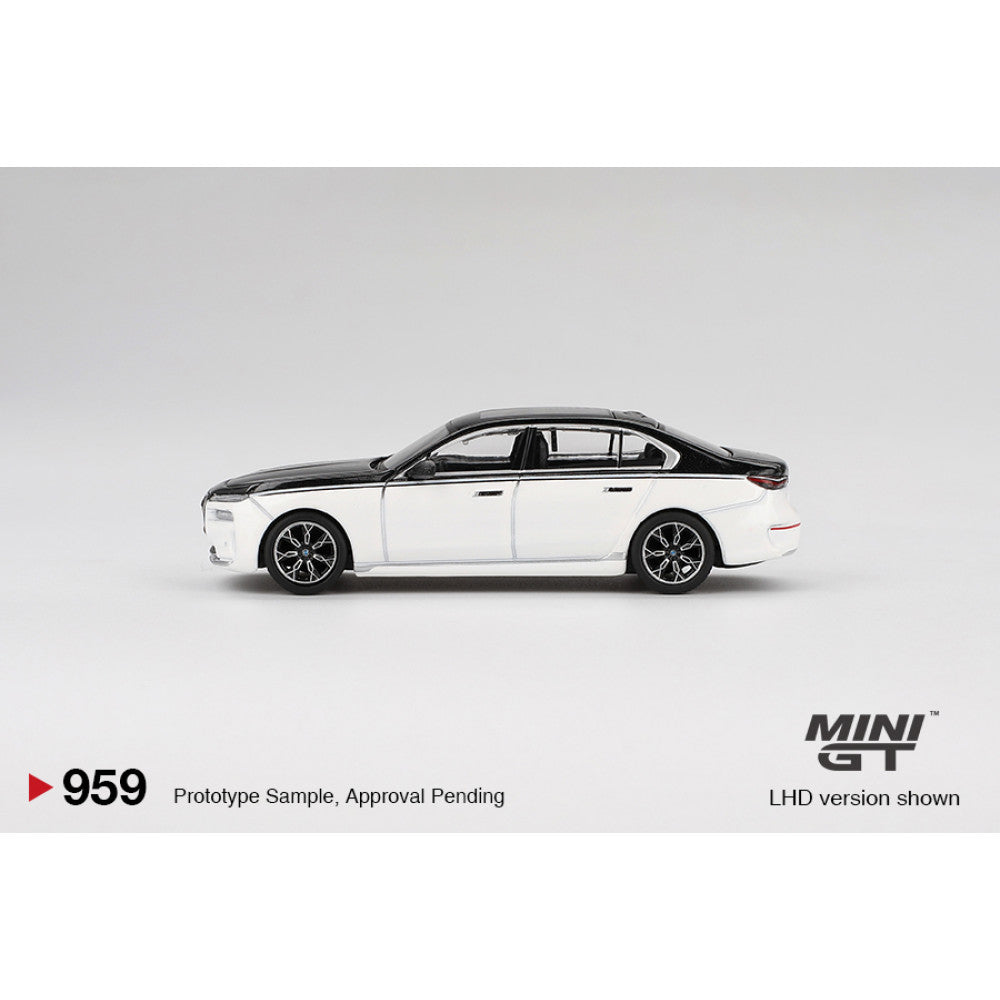 Mini GT 1/64 #959 BMW i7 xDrive60 Black/White