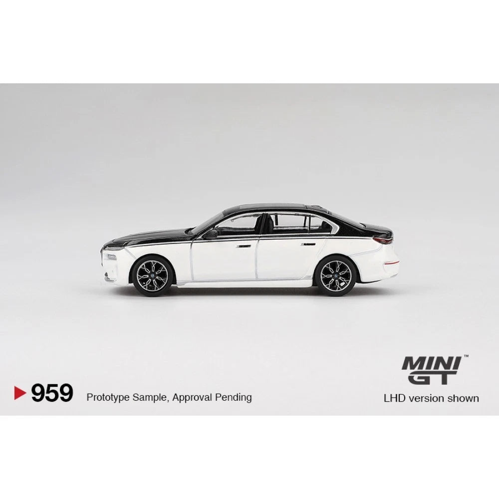 Mini GT 1/64 #959 BMW i7 xDrive60 White/Black